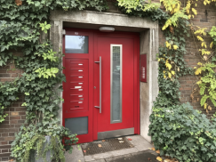 Rote Haustür mit Lichtausschnitt mit Seitenteil mit Briefkasten