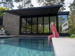 Markise Lux mit Villa und Pool