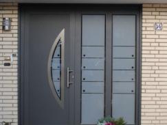 Kunststoff-Haustür Grau mit zwei Milchglas-Einsätzen rechts in Neuss