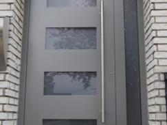 Kunststoff-Haustür Hellgrau mit Milchglas-Einsätzen in Neuss