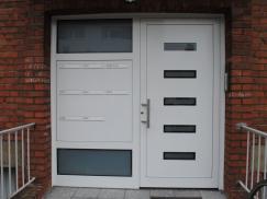 Haustür weiß mit integrierten Briefkästen in Mehrfamilienhaus in Neuss