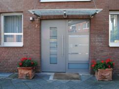 Haustür hellgrau mit Milchglas-Einsatz mittig und Milchglas-Scheibe rechts in Neuss