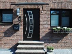 Kunststoff-Haustür dunkelgrau mit Glas-Einsätzen in Aluminium gefasst in Neuss