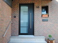 Haustür dunkelgrau mit Milchglas-Einsatz linksseitig in Neuss-Selikum