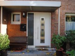 Kunststoff-Haustür weiß mit quadratischen Glas-Einsätzen in Aluminium gefasst in Neuss