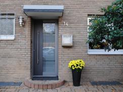 Haustür hell- und dunkelgrau mit Milchglas-Einsatz in Neuss-Weckhoven