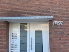 Weiße Haustür mit Milchglas und integrierten Briefkästen in Neuss