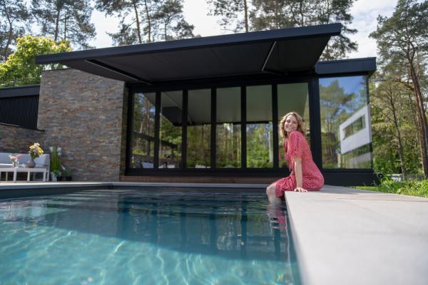 Markise Lux mit Villa und Pool