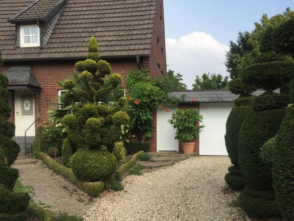 Haus mit weißer Haustür und weißem Sprossenfenster in Korschenbroich