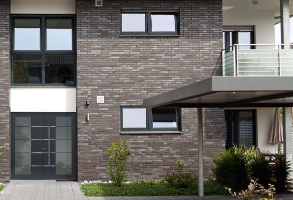 Wohnhaus mit grauen Fenstern und grauer Haustür mit Milchglas beidseitig in Neuss